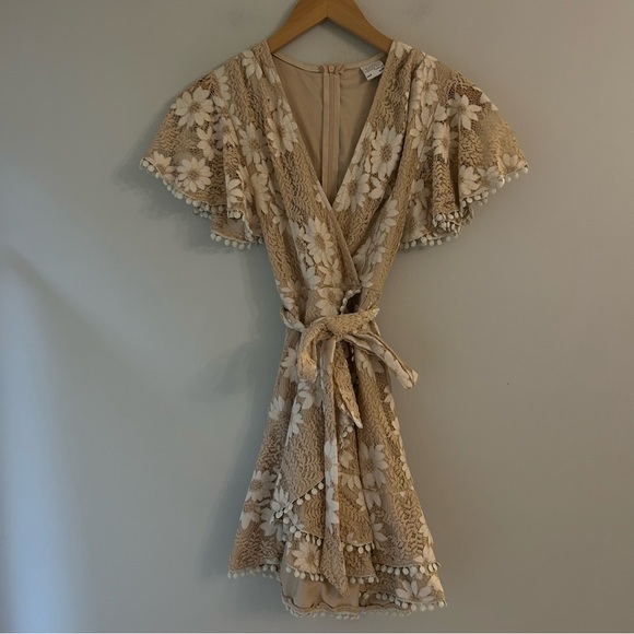 Selfie Leslie‎ Beige Flutter Sleeve Wrap V-Neck Mini Dress - Picture 2 of 7